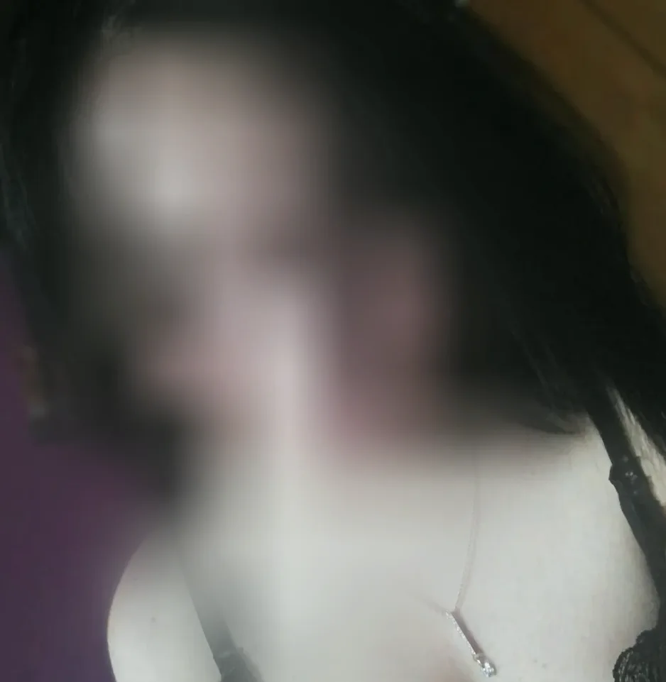 Lilly, 32